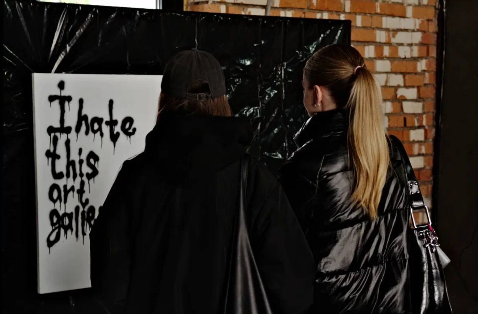 Посетители рядом с выразительной lettering-работой на выставке B-Walls